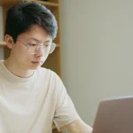 Kenapa IELTS Lebih Populer di Indonesia, Tapi TOEFL iBT Sebenarnya Pilihan yang Lebih Baik